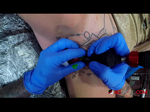 ❤️ Extremadamente tatuado hottie Sully Savage consiguió un tatuaje en su clítoris ❤️ Super sexo en es.hentaibar.ru ❌️❤️❤️❤️❤️❤️❤️❤️